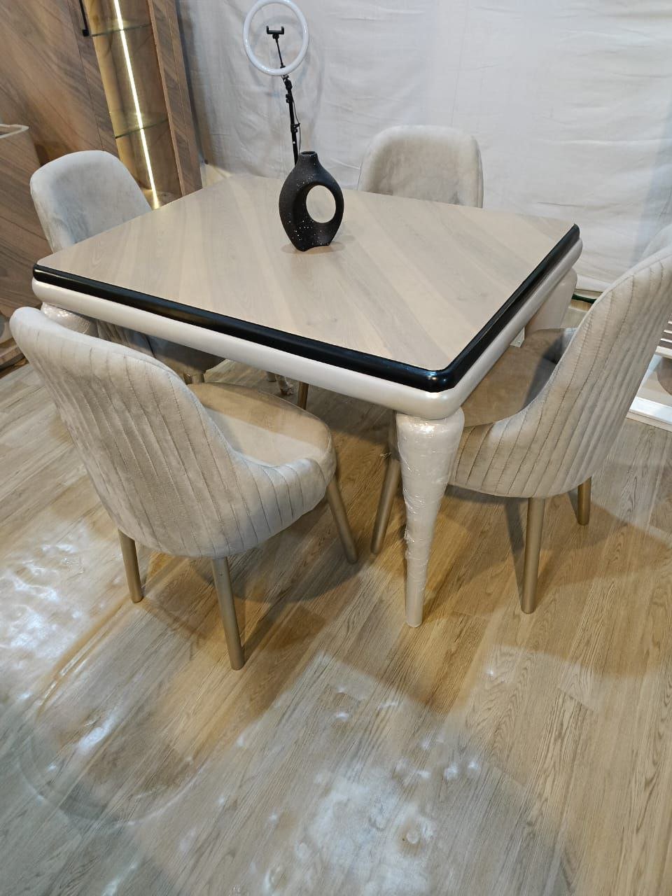 سفره ب٤ كراسي