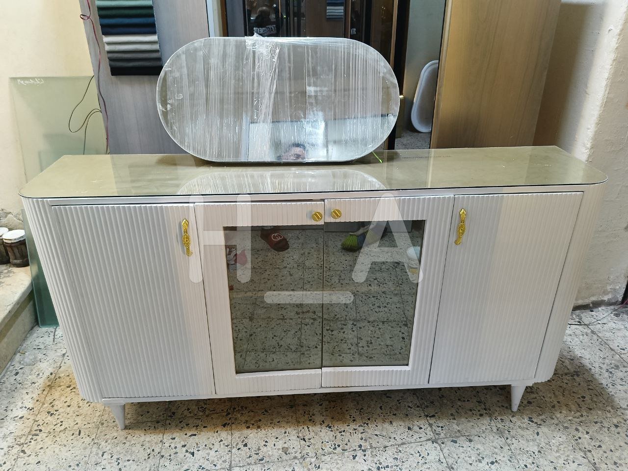 بوفيه تحفه 4 دلف دلفتين ف النص زجاج فاميه