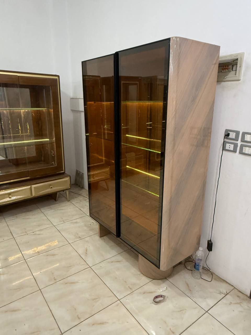 نيش ضلفتين زجاج فاميه