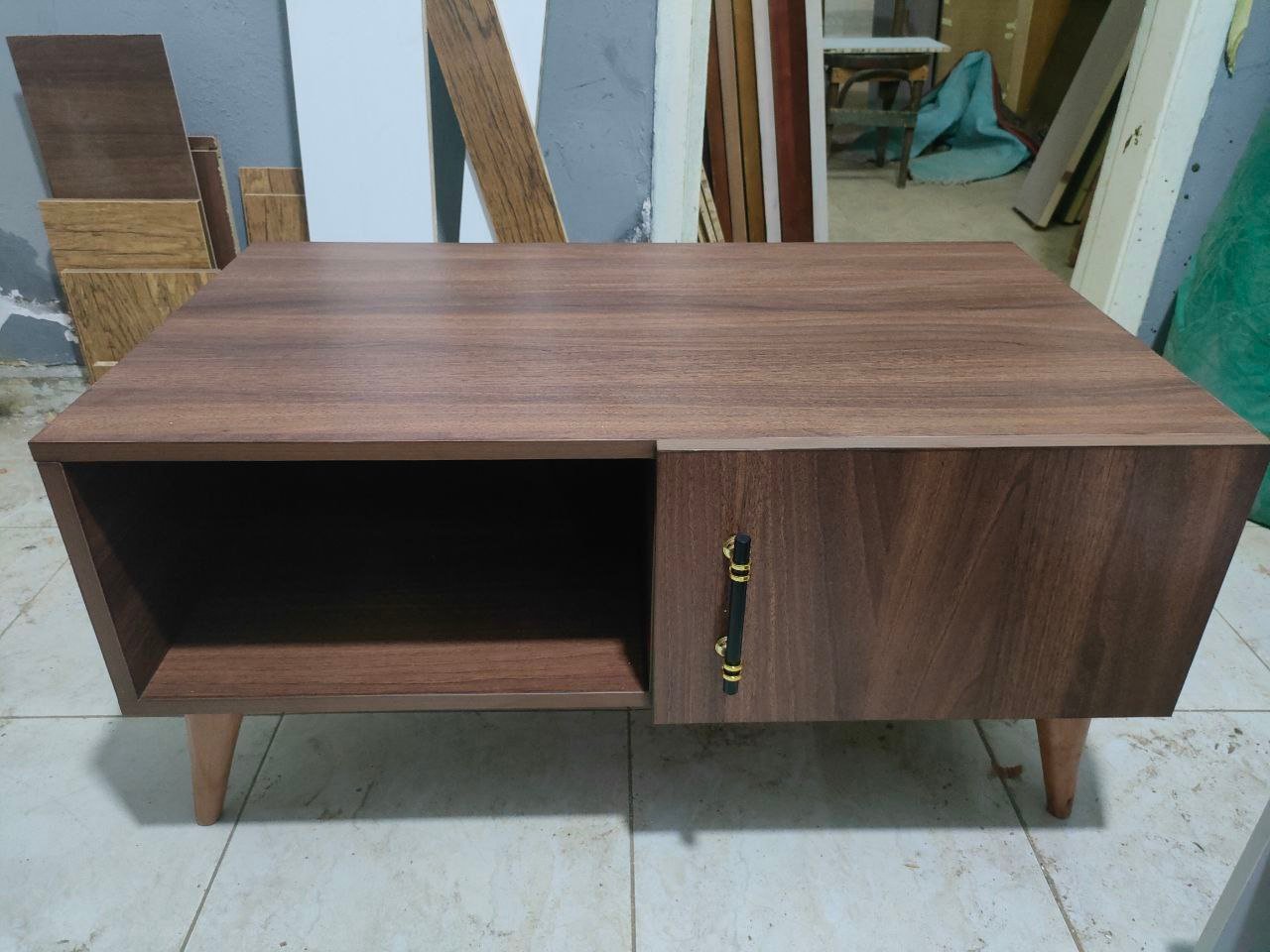 تربيزة انتريه   مقاس ٩٠سم *٥٠سم  ارتفاع ٥٠سم  خشب كونتر حاجه محترمه