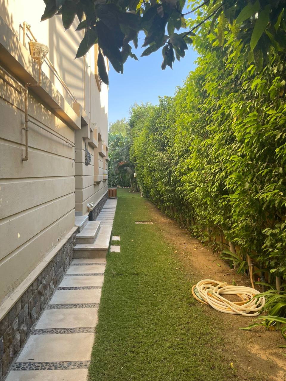 فيلا مستقلة للبيع – كمبوند داره جاردنز – على محور جمال عبد الناصر أمام مول العرب – 6 أكتوبر