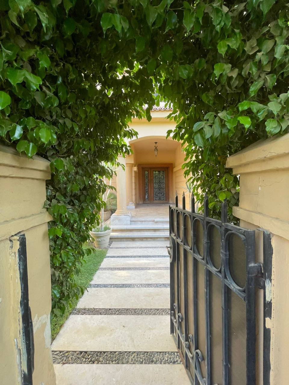 فيلا مستقلة للبيع – كمبوند داره جاردنز – على محور جمال عبد الناصر أمام مول العرب – 6 أكتوبر