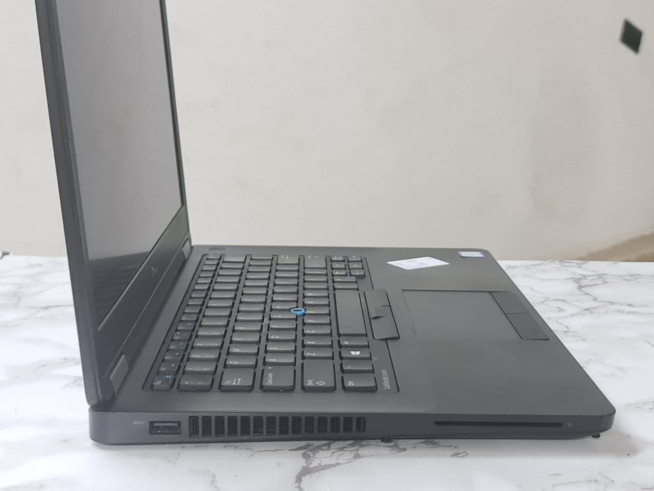 DELL E5470 الجيل السادس وصل مع اقوي لابتوب من شركة ديل بأسرع هارد اس اس دي 256 m2 مع رام 8 جيجا ddr4 - 2
