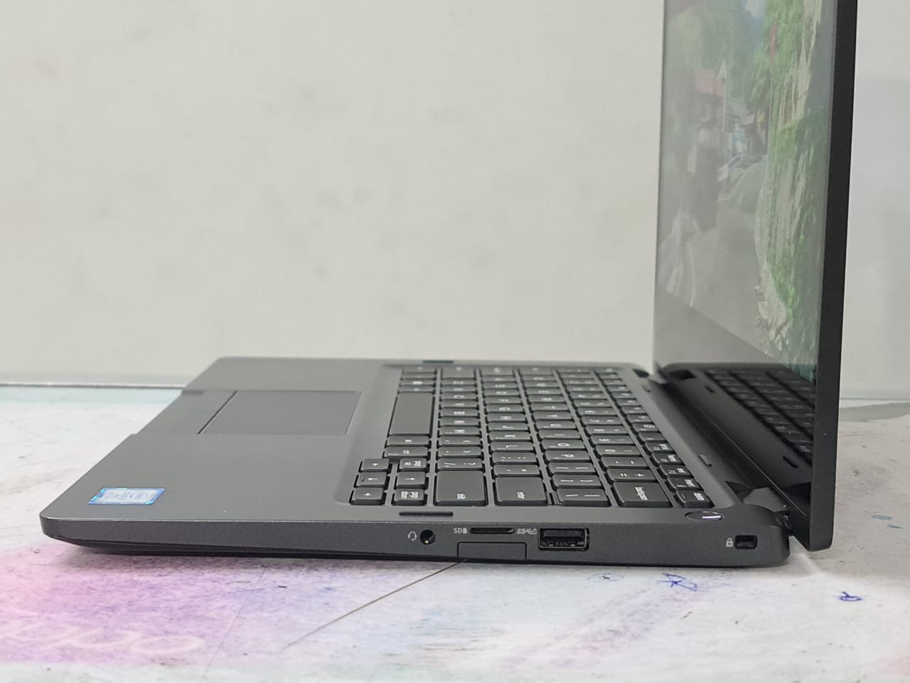Dell Latitude 13 5300 2-in-1 8th Gen. Core i7 Ram 8 GB SSD 256GB 13.3 FHD Touch X360 Gorilla Glass Screen Windows 10 Pro - 9