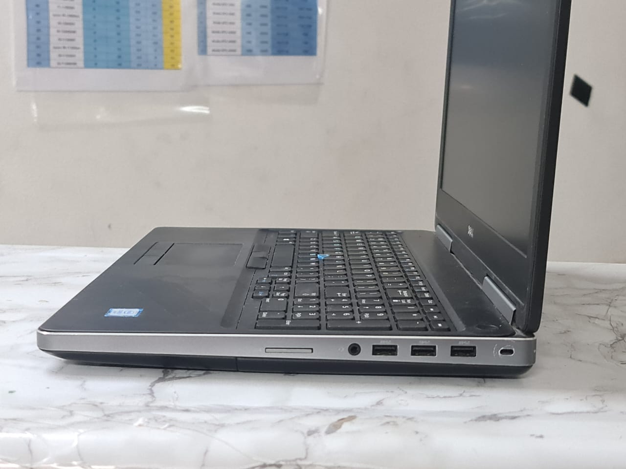 Dell Precision 7520 Workstation Intel Xeon E3-1535M V5 Quad-core 3GHz – RAM 16GB – SSD 512GB – NIVIDIA 4G وحش الالعاب ( بيس 21 – فيفا 21 ) وبرامج ادوبي